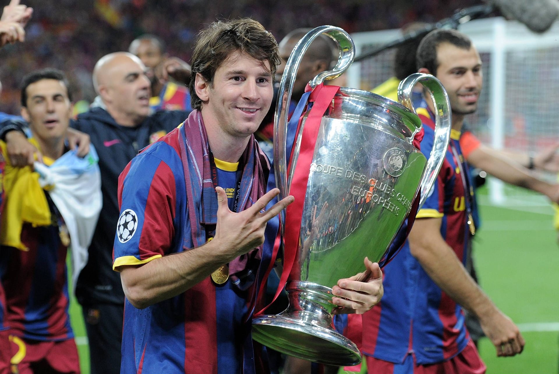 Lionel Messi, für viele Fußballfans der beste Spieler aller Zeiten, gewann viermal die Champions League mit dem FC Barcelona (2006, 2009, 2011, 2015). Er war der zentrale Spieler in Barcelonas goldenem Zeitalter und wurde mehrfach Torschützenkönig des Wettbewerbs. Besonders beeindruckend war seine Leistung 2011, als er im Halbfinale gegen Real Madrid und im Finale gegen Manchester United traf. Mit 129 Toren ist er der zweitbeste Torschütze der Champions League.