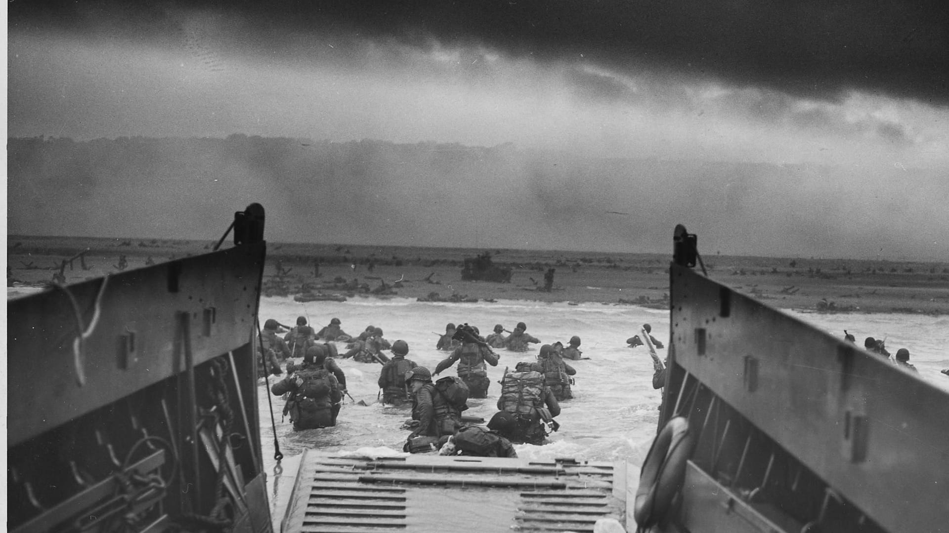 "In den Rachen des Todes" laut der Name dieses ikonischen Fotos, welches alliierte Soldaten bei der Landung in der Normandie zeigt.