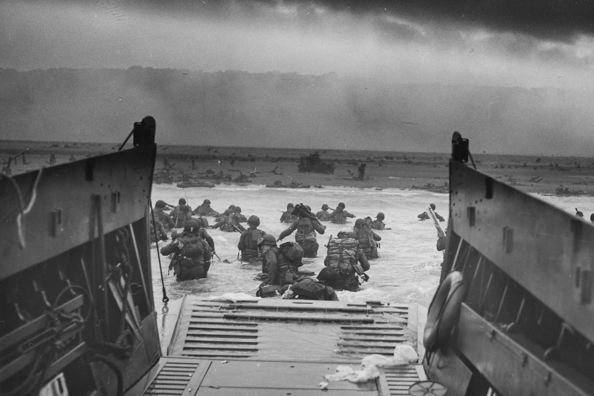 "In den Rachen des Todes" laut der Name dieses ikonischen Fotos, welches alliierte Soldaten bei der Landung in der Normandie zeigt.