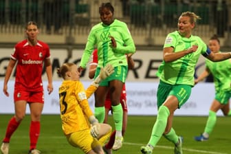 Alexandra Popp (r.) gegen Rebecca Adamczyk: Die Torjägerin war gegen Freiburg erfolgreich.