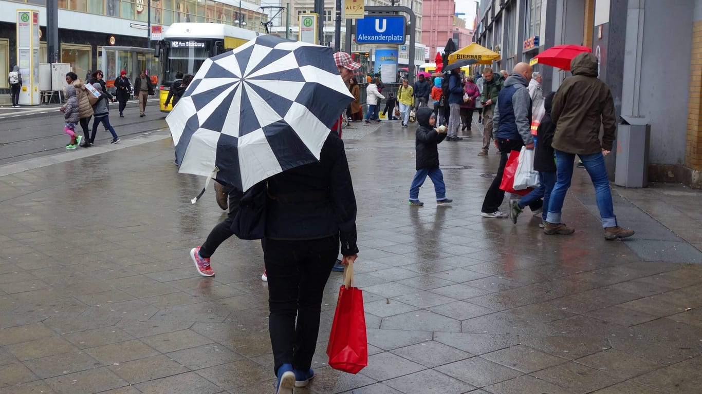 Menschen laufen durch den Regen in Berlin (Archivbild): Die neue Woche startet dank eines Tiefs mit ungemütlichem Wetter.