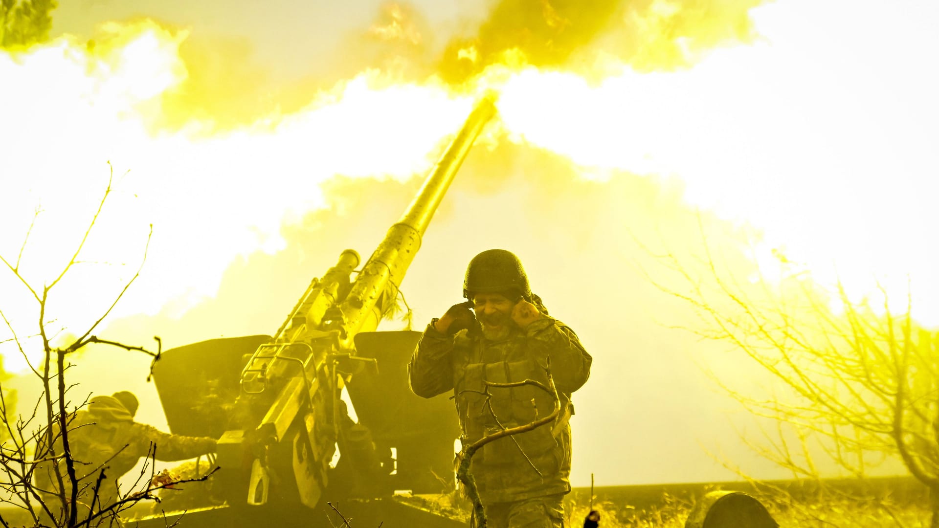 Ukrainische Soldaten feuern einer Haubitze ab (Archivbild):