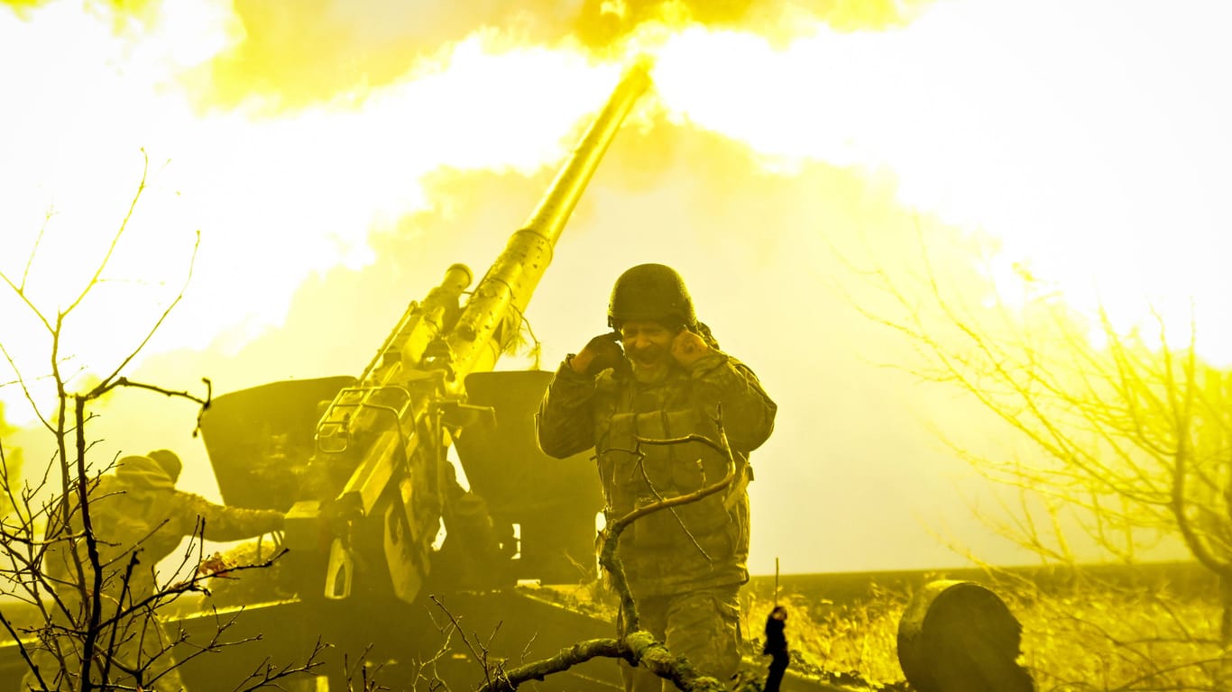 Ukrainische Soldaten feuern einer Haubitze ab (Archivbild):