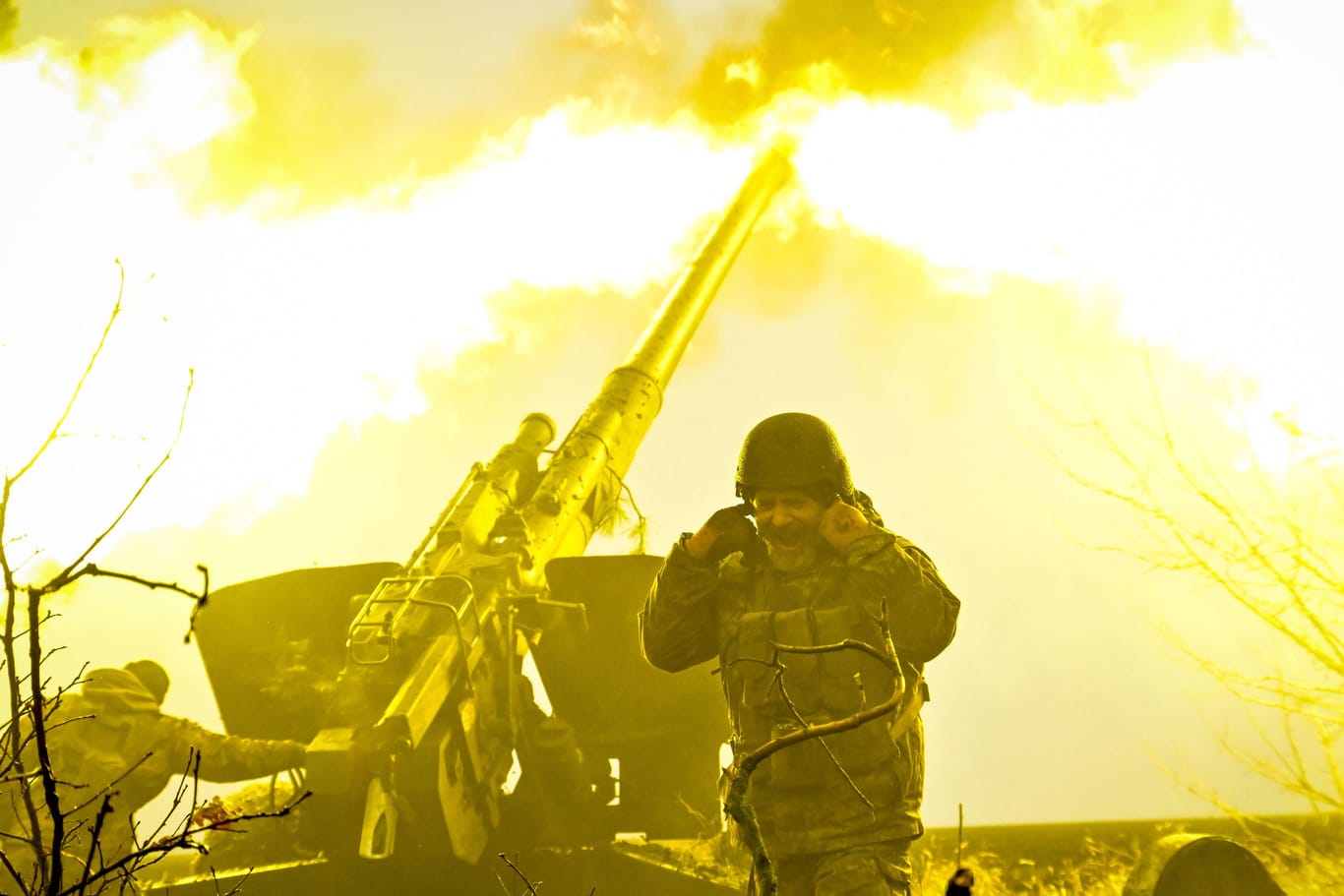 Ukrainische Soldaten feuern einer Haubitze ab (Archivbild):