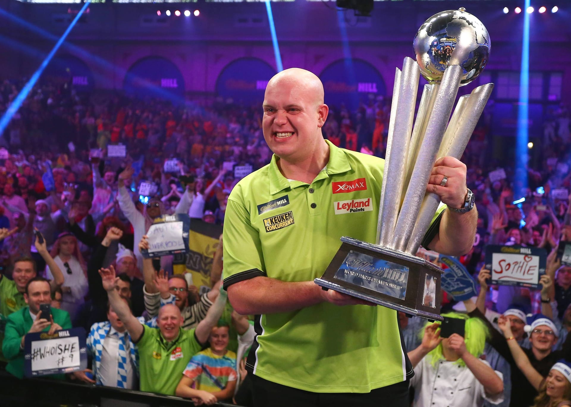 2. Michael van Gerwen (seit 2005), genannt "Mighty Mike", gehört zu den prägendsten Figuren des modernen Dartsports. Mit 3 PDC-WM-Titeln (2014, 2017, 2019) und über 40 Major-Turniersiegen, darunter 7 Premier-League-Titel und 3 World-Matchplay-Siege, dominiert er die Szene seit Jahren. Van Gerwen brachte eine neue Dynamik in den Sport, mit schnellen Würfen und Rekord-Averages. Sein Einfluss zeigt sich auch in der wachsenden Beliebtheit von Darts in den Niederlanden, wo er als Vorbild für eine neue Generation von Spielern gilt.