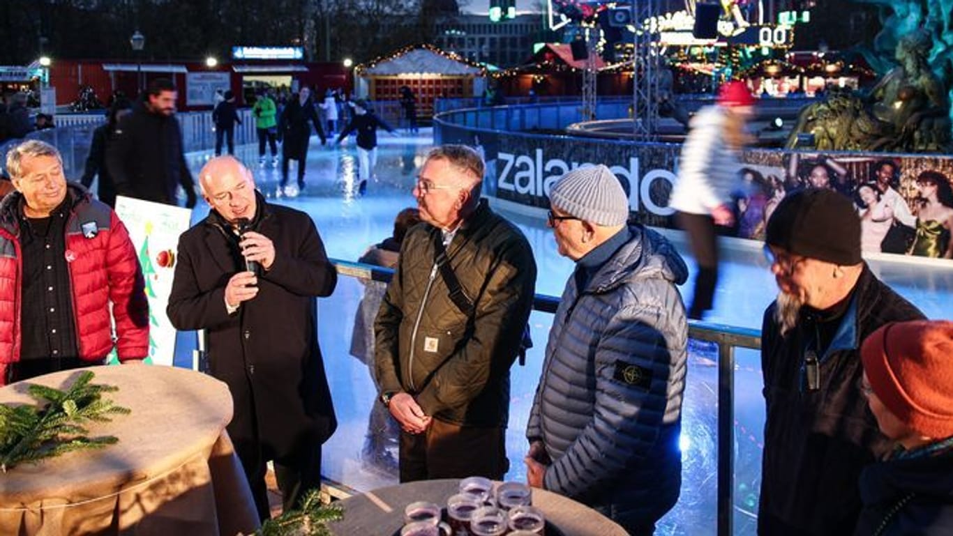 Kai Wegner (CDU, 2.v.l), Regierender Bürgermeister von Berlin, besucht den Weihnachtsmarkt vor dem Roten Rathaus.