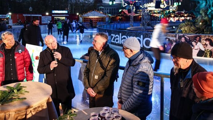 Kai Wegner (CDU, 2.v.l), Regierender Bürgermeister von Berlin, besucht den Weihnachtsmarkt vor dem Roten Rathaus.