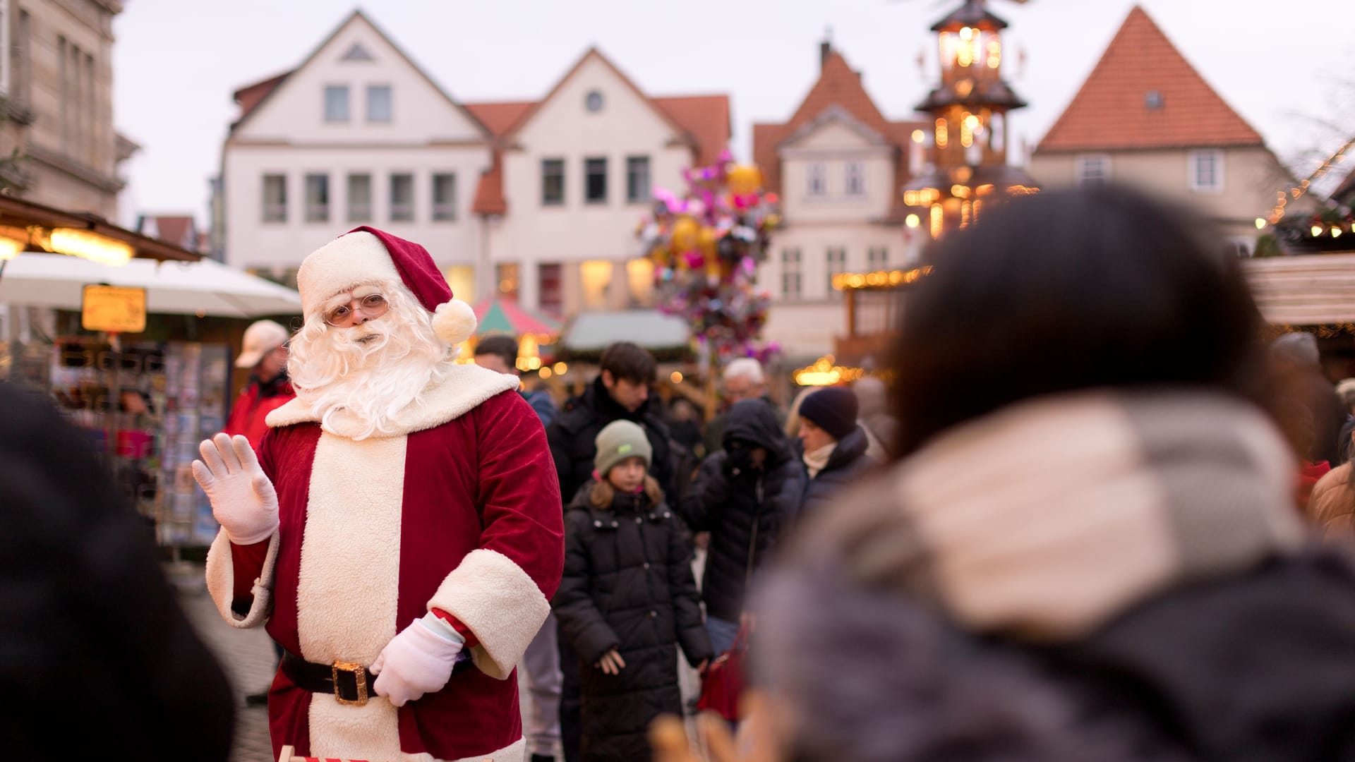 Auf dem Weihnachtsmarkt in der historischen Altstadt von Hameln können Sie nicht nur dem Weihnachtsmann begegnen.