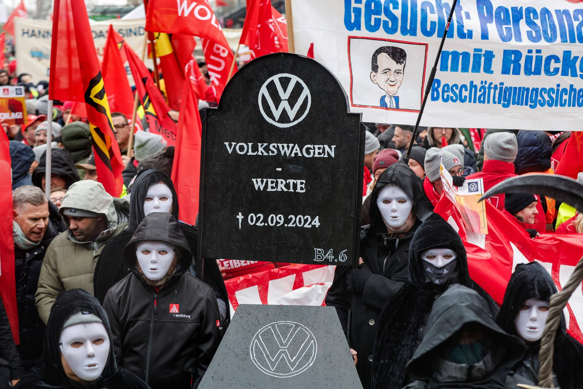 IG-Metall-Demo gegen Entlassungen und Werkschließungen vergangene Woche: Auch Europas größter Autobauer VW steckt in der Krise.