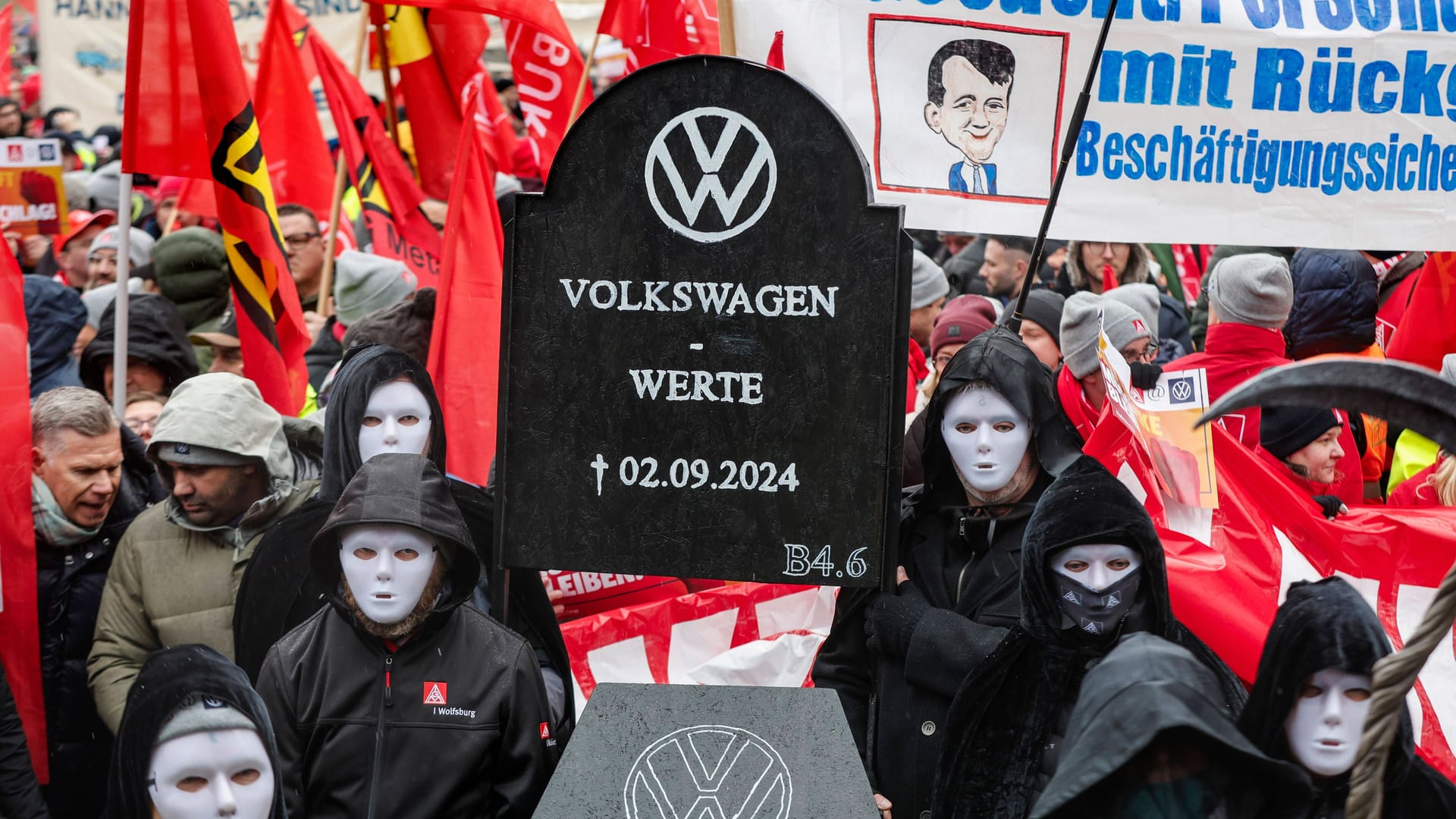 IG-Metall-Demo gegen Entlassungen und Werkschließungen vergangene Woche: Auch Europas größter Autobauer VW steckt in der Krise.