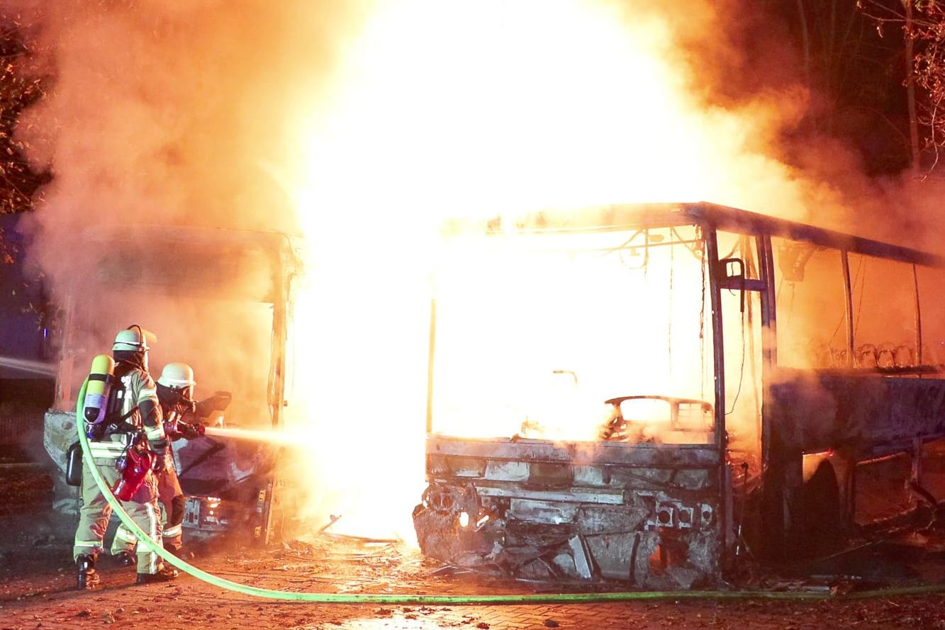 Erneuter Busbrand: Zwei Busse in Vollbrand - Meterhohe Flammen u