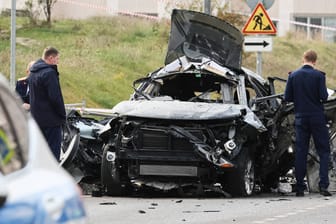 Sewastopol: Bei der Explosion dieses Autos soll ein russischer Offizier getötet worden sein.