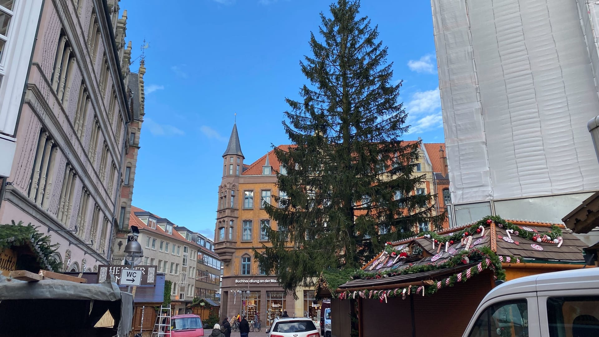 Der Weihnachtsbaum ist an der Marktkirche aufgebaut: Er wird noch mit Lichterketten geschmückt. Diese sind insgesamt 1,5 Kilometer lang und haben 3.000 Lämpchen.