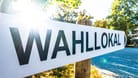 Schild mit der Aufschrift: Wahllokal