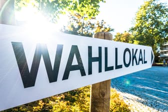 Schild mit der Aufschrift: Wahllokal