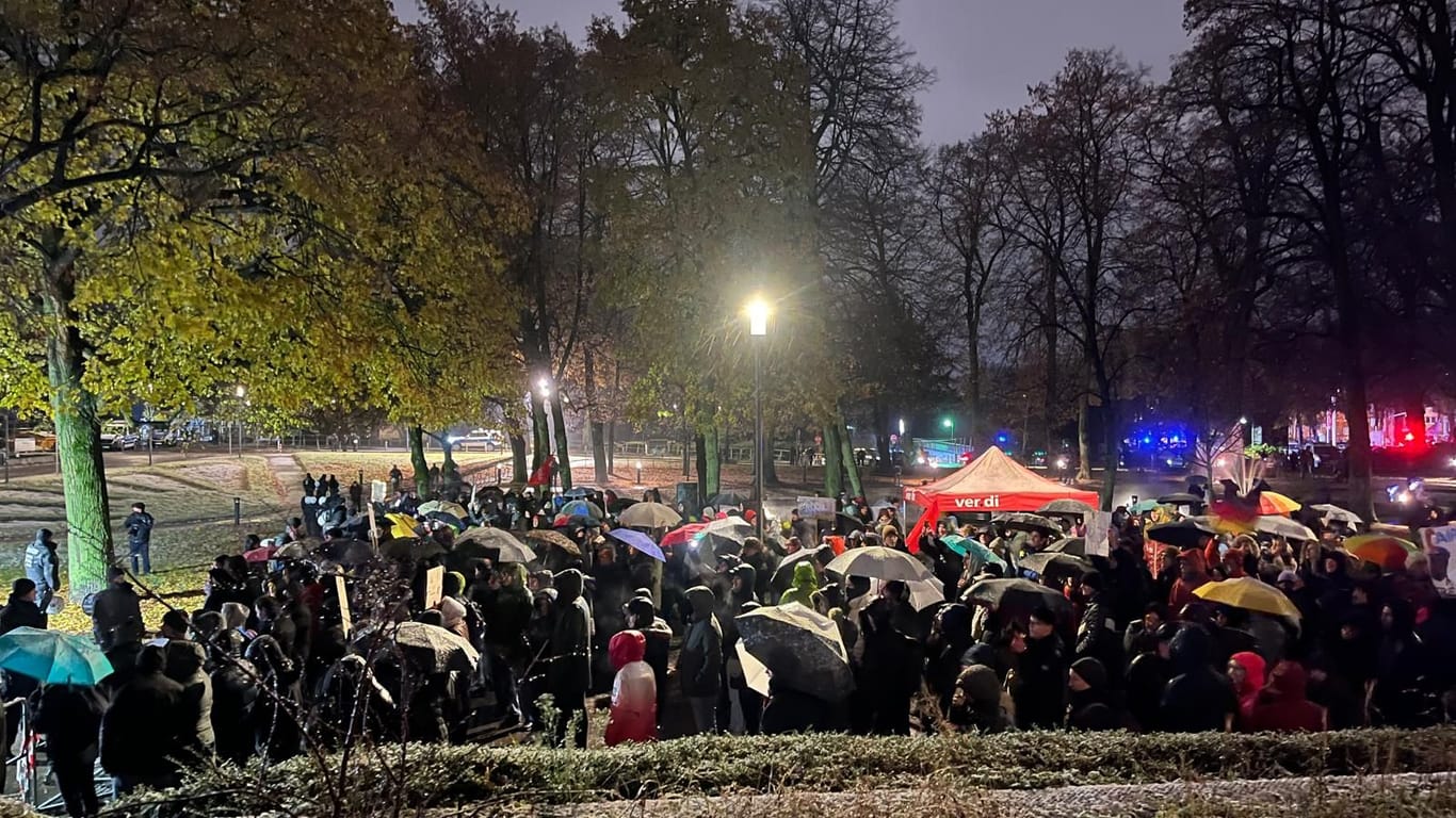 Die 1.500 Demonstranten sind am Eurogress eingetroffen.