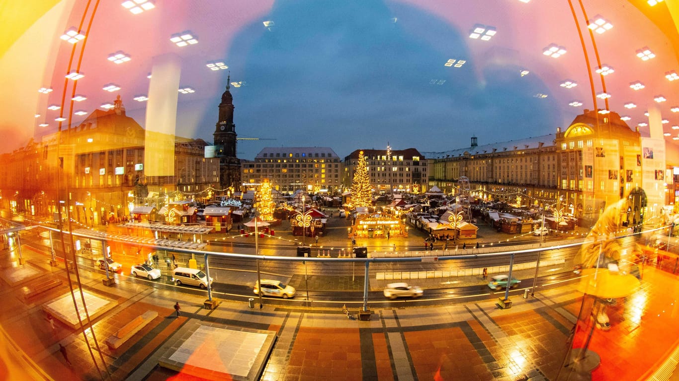 Blick vom Kulturpalast auf den Striezelmarkt auf dem Altmarkt.