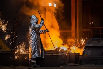 Thyssenkrup Duisburg: Ein Stahlarbeiter arbeitet am Hochofen 8 auf dem Werksgelände.