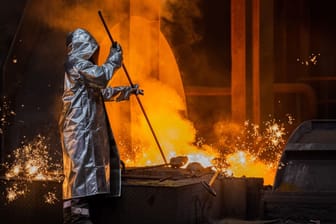 Thyssenkrup Duisburg: Ein Stahlarbeiter arbeitet am Hochofen 8 auf dem Werksgelände.