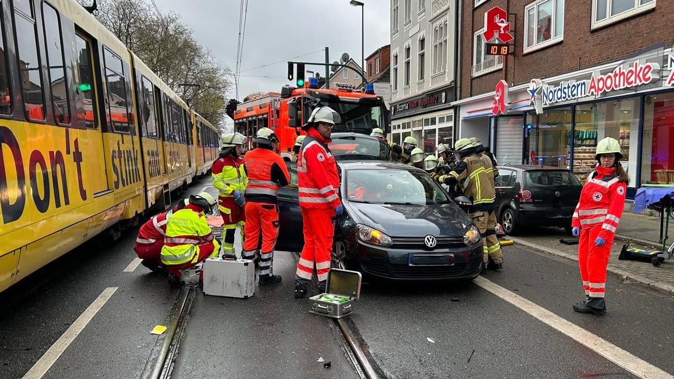 Die Feuerwehr am Einsatzort in Essen: Zahlreiche Kräfte sind zur Rettung ausgerückt.