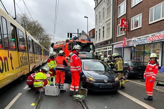 Die Feuerwehr am Einsatzort in Essen: Zahlreiche Kräfte sind zur Rettung ausgerückt.