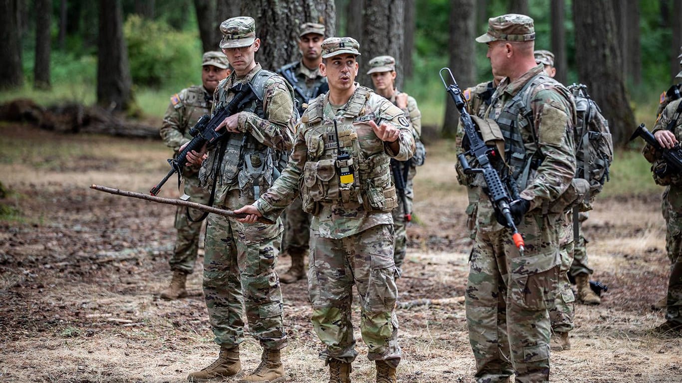 Soldaten der Nationalgarde (Symbolbild): Der erste US-Bundesstaat hat sie in Einsatzbereitschaft wegen möglicher Gewaltausbrüche bei der Präsidentschaftswahl versetzt.