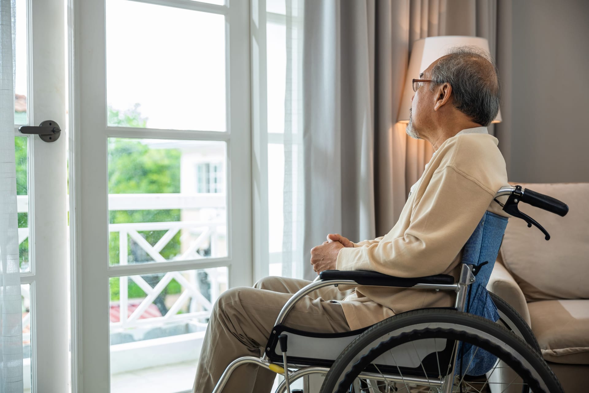 Ein Senior im Rollstuhl: Immer wieder werden Familien und Angehörige Opfer von Erbschleicherei.