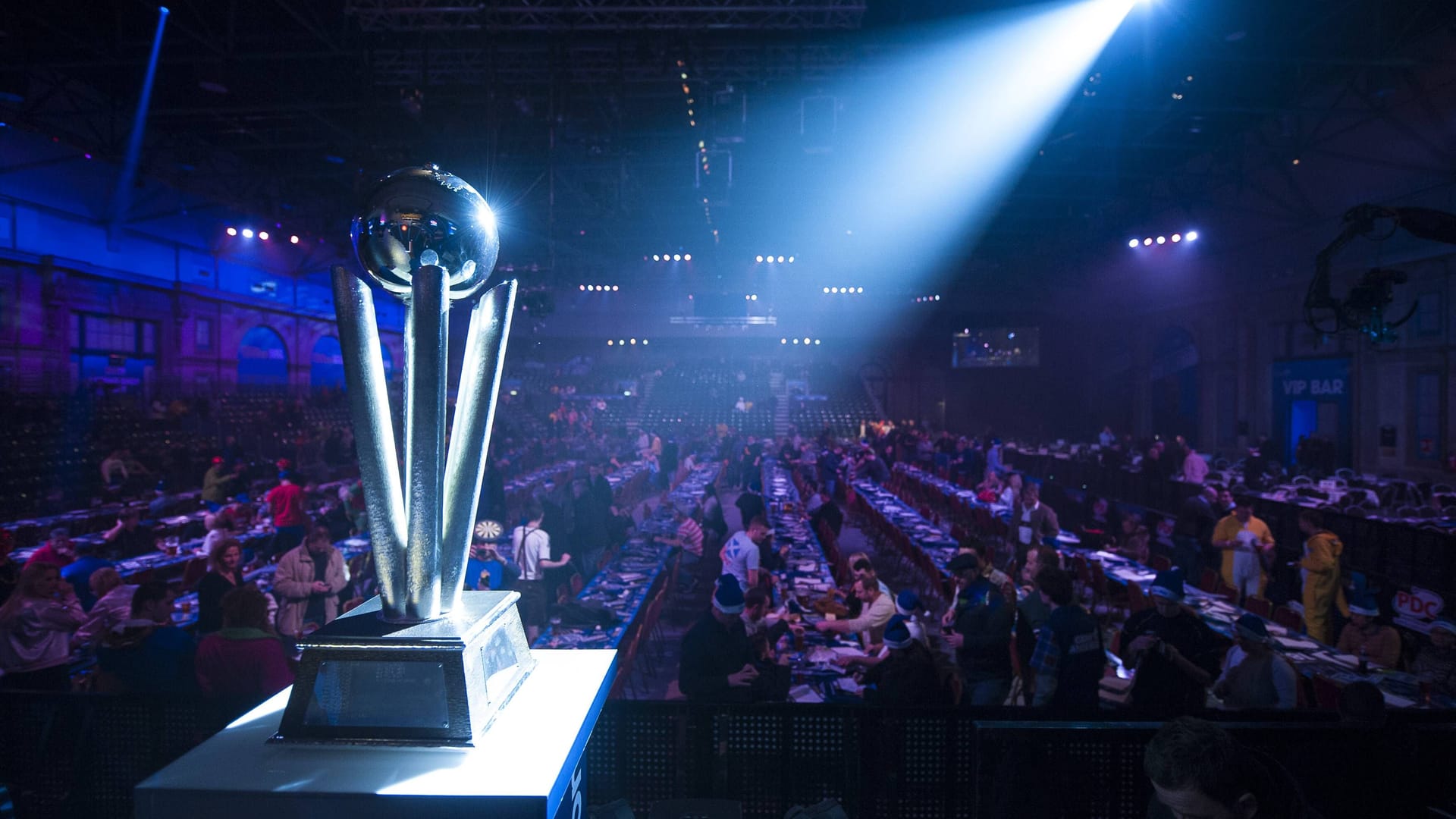 Bald fliegen wieder die Pfeile im Alexandra Palace in London: Die PDC World Darts Championship steht vor der Tür. Die besten Spieler der Welt kämpft von Mitte Dezember bis Anfang Januar um den WM-Titel. Zeit, um einen Blick auf die erfolgreichsten Wurf-Könige in der Geschichte des Darts zu werfen.