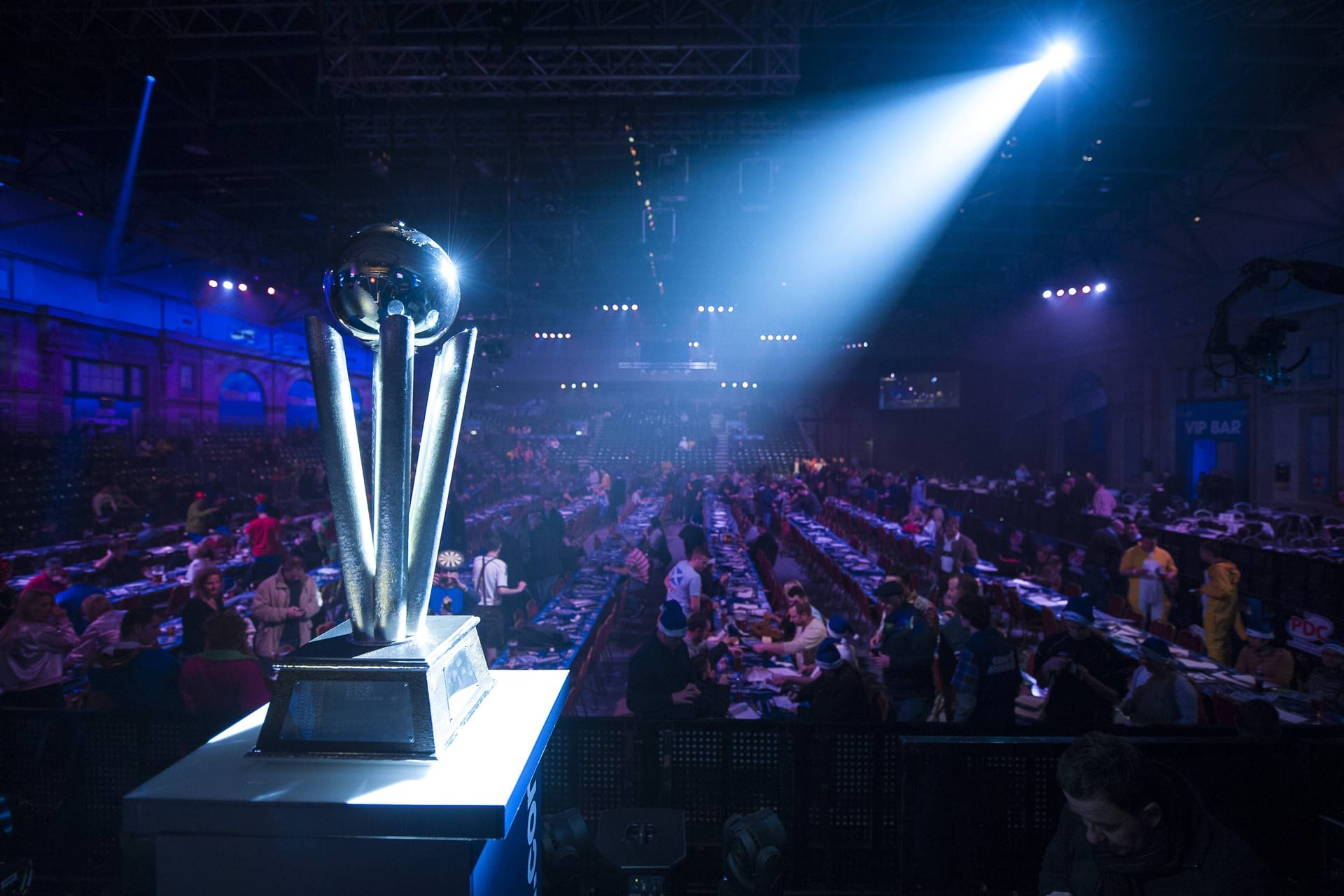 Bald fliegen wieder die Pfeile im Alexandra Palace in London: Die PDC World Darts Championship steht vor der Tür. Die besten Spieler der Welt kämpft von Mitte Dezember bis Anfang Januar um den WM-Titel. Zeit, um einen Blick auf die erfolgreichsten Wurf-Könige in der Geschichte des Darts zu werfen.