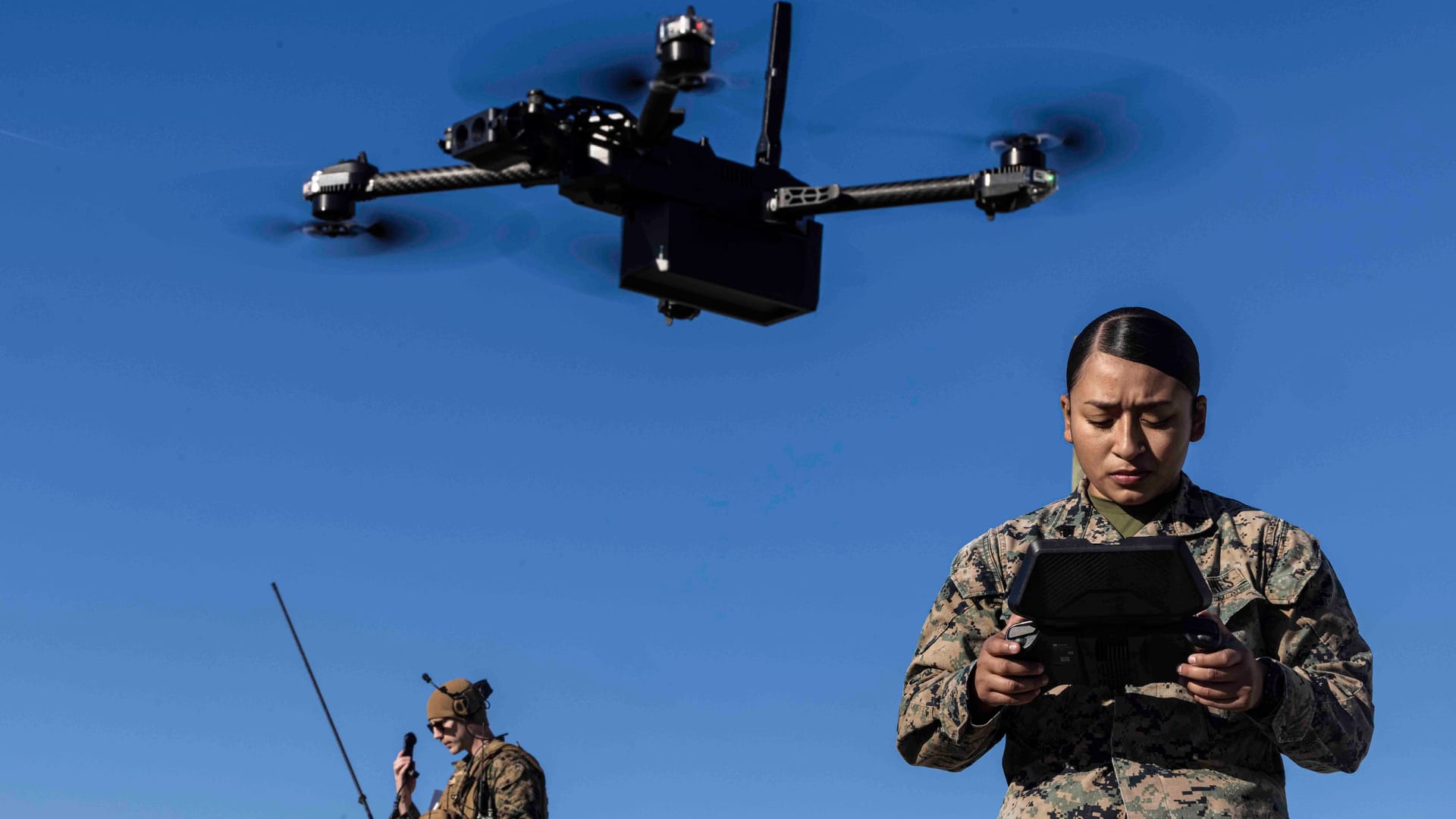 US-Soldatin steuert eine Drohne der Firma Skydio