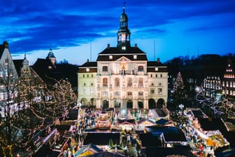 Der Weihnachtsmarkt vor dem prachtvollen Rathaus liegt mitten im Zentrum von Lüneburg.