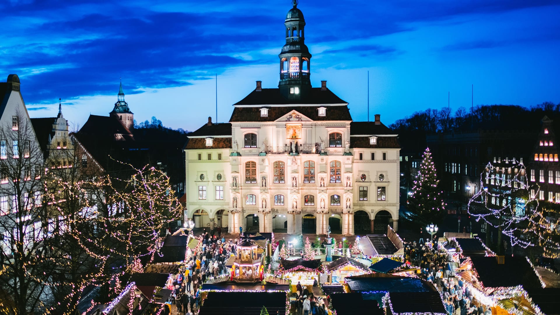 Der Weihnachtsmarkt vor dem prachtvollen Rathaus liegt mitten im Zentrum von Lüneburg.