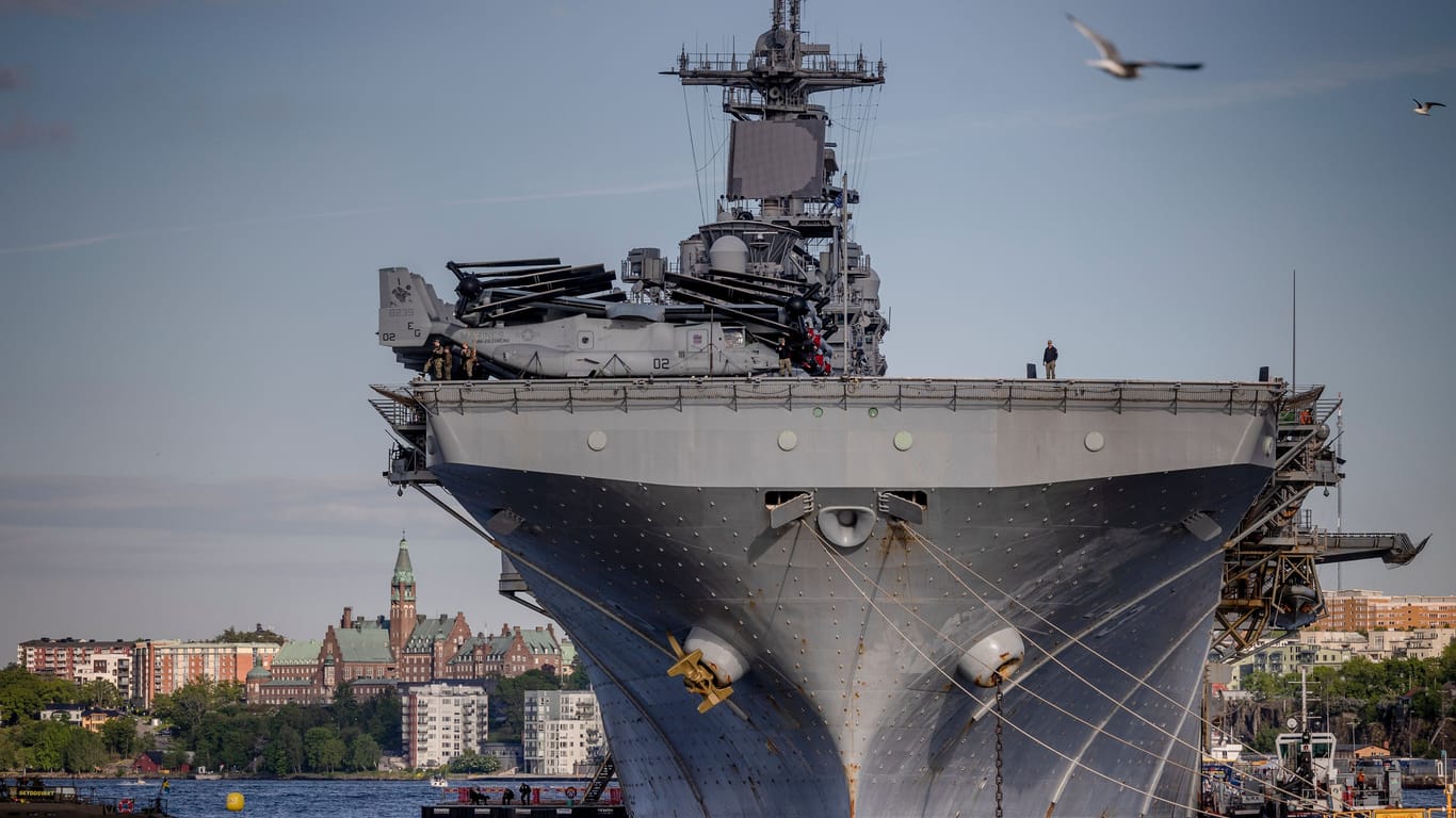 Das Nato-Kriegsschiff USS Kaersage ARG-22 im Hafen von Stockholm (Symbolbild): Schweden und Finnland bereiten machen ihre Bevölkerung kriegstüchtig.