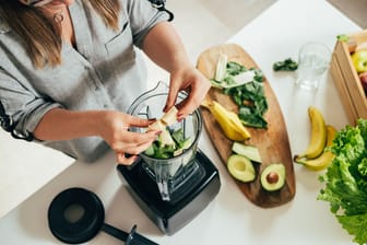 Standmixer sind praktische Begleiter in der Küche, egal ob für Smoothies, Suppen oder andere Gerichte. Die Stiftung Warentest hat jetzt einige Modelle getestet.