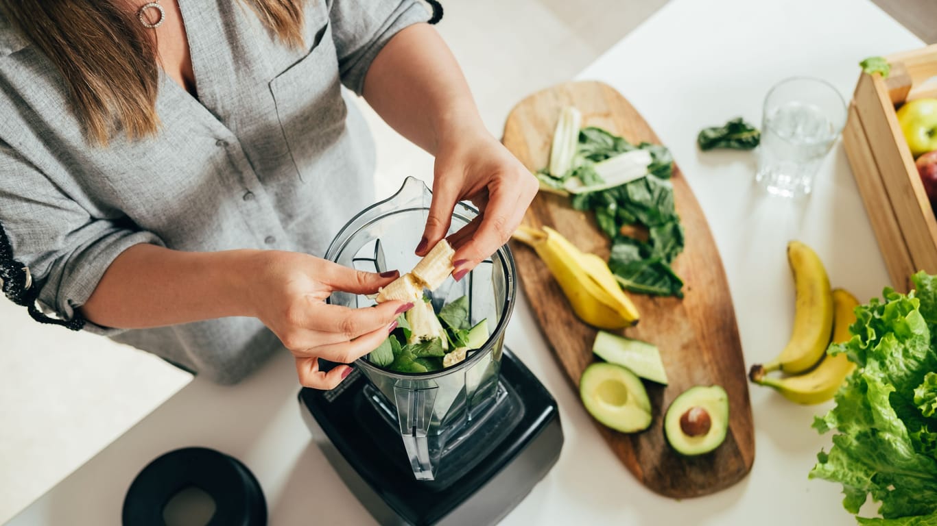 Standmixer sind praktische Begleiter in der Küche, egal ob für Smoothies, Suppen oder andere Gerichte. Die Stiftung Warentest hat jetzt einige Modelle getestet.