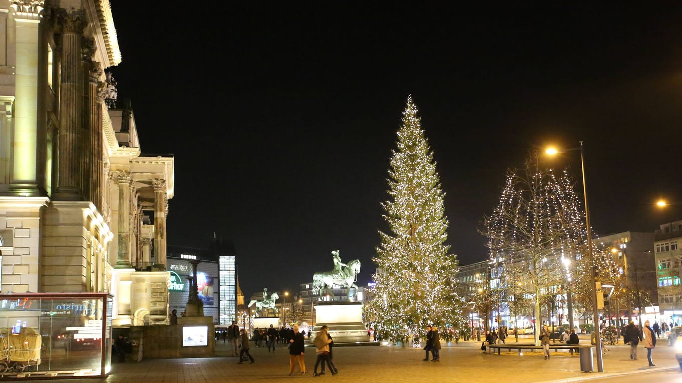 Braunschweiger Schloss mit Weihnachtsbaum (Archivbild: Der diesjährige Weihnachtsbaum ist kaputtgegangen.