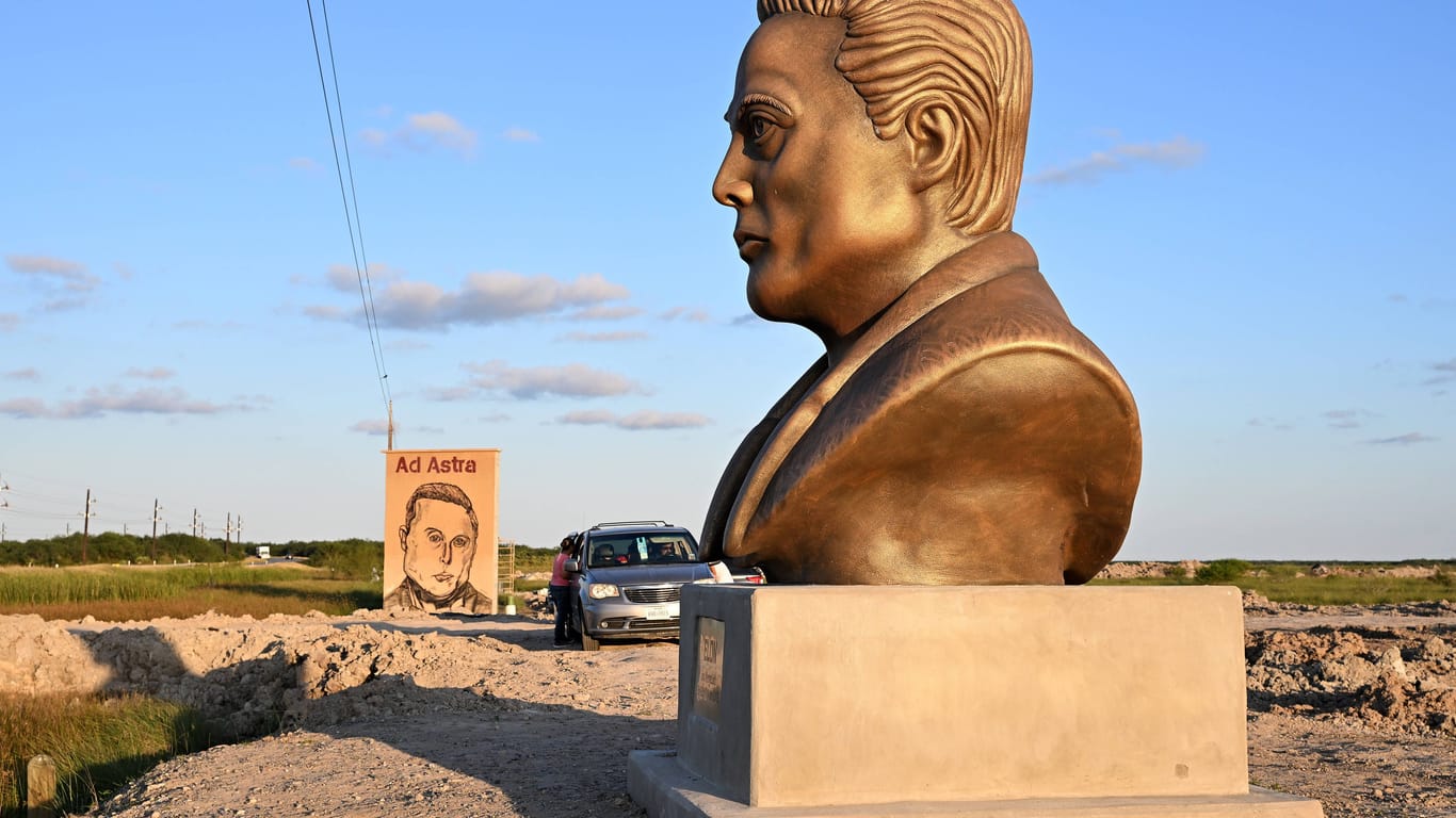 Statue von Elon Musk am Highway 4 in der Nähe der Starbase in Boca Chica, Texas.