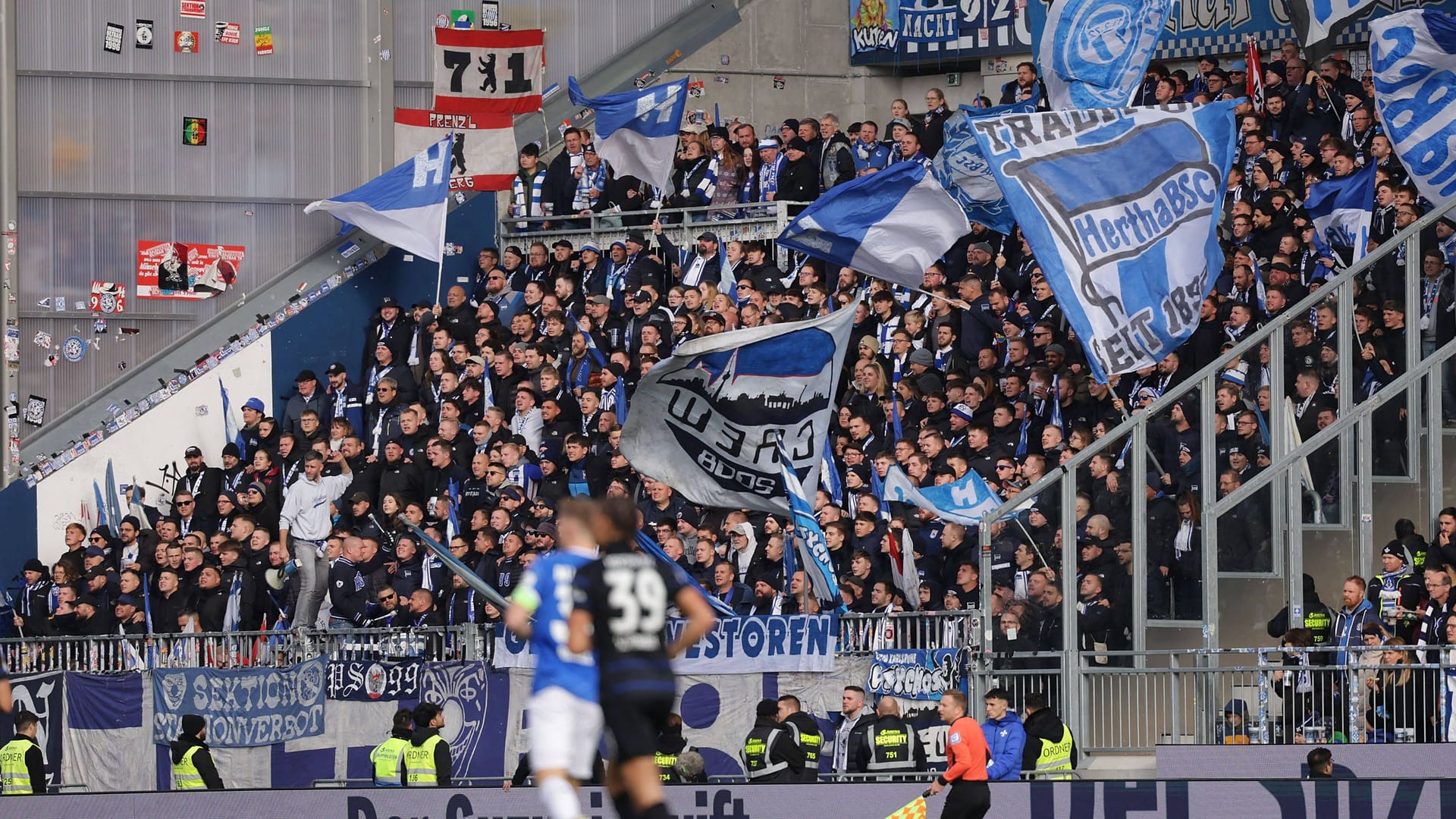 Fans von Hertha BSC beim Spiel in Darmstadt: Anhänger des Hauptstadtklubs sollen sich auf der Rückreise danebenbenommen haben.