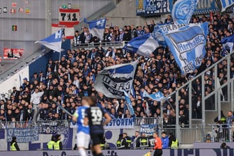 Fans von Hertha BSC beim Spiel in Darmstadt: Anhänger des Hauptstadtklubs sollen sich auf der Rückreise danebenbenommen haben.