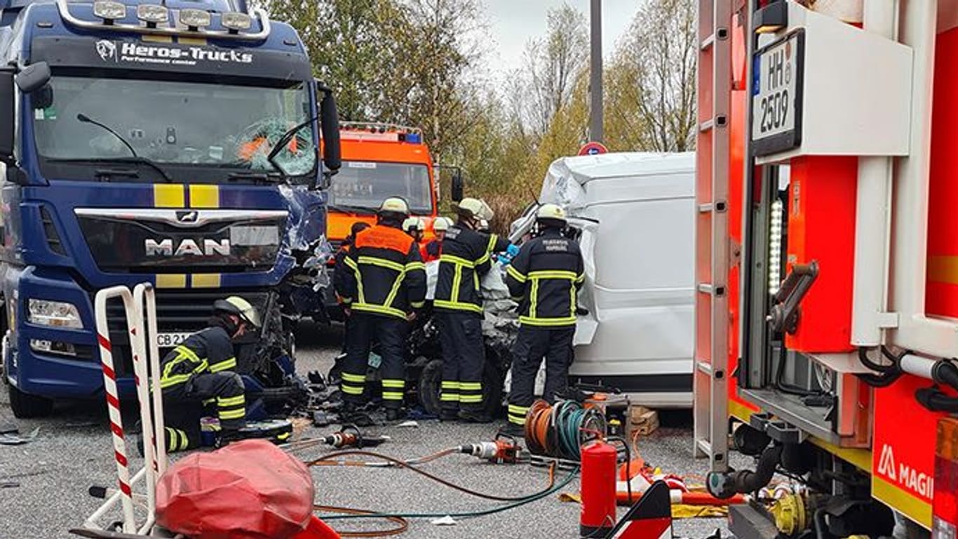 Unfallstelle: Die Feuerwehr Hamburg befreit den eingeklemmten Fahrer.