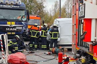 Unfallstelle: Die Feuerwehr Hamburg befreit den eingeklemmten Fahrer.