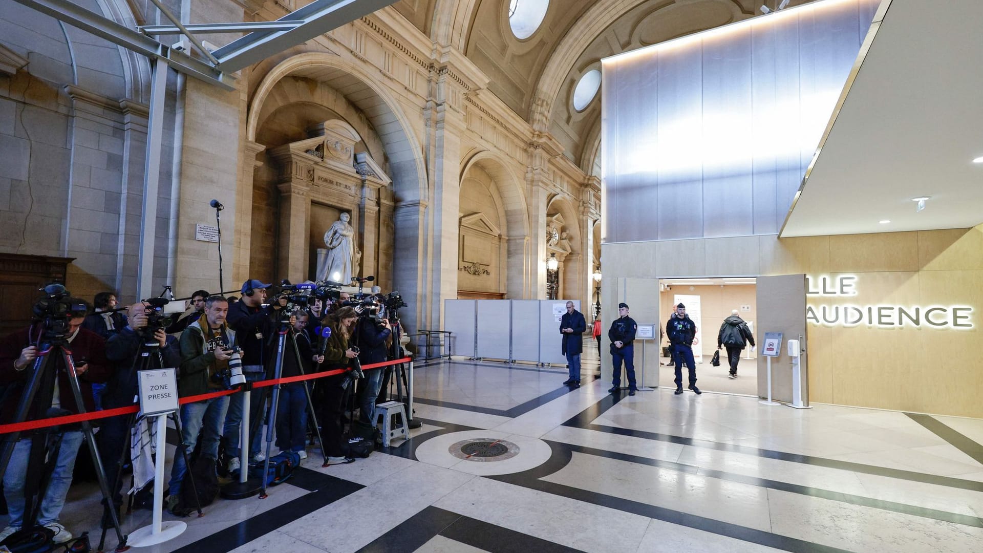 Prozess um Mord an Lehrer Samuel Paty beginnt in Frankreich