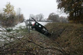 Das Auto im Straßengraben: Der Unfall ereignete sich auf der A1 nach Bremen.