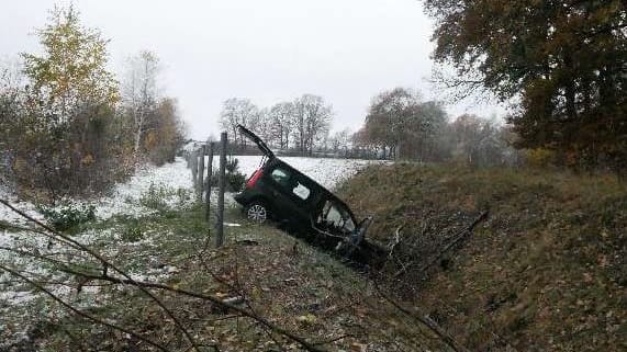 Das Auto im Straßengraben: Der Unfall ereignete sich auf der A1 nach Bremen.