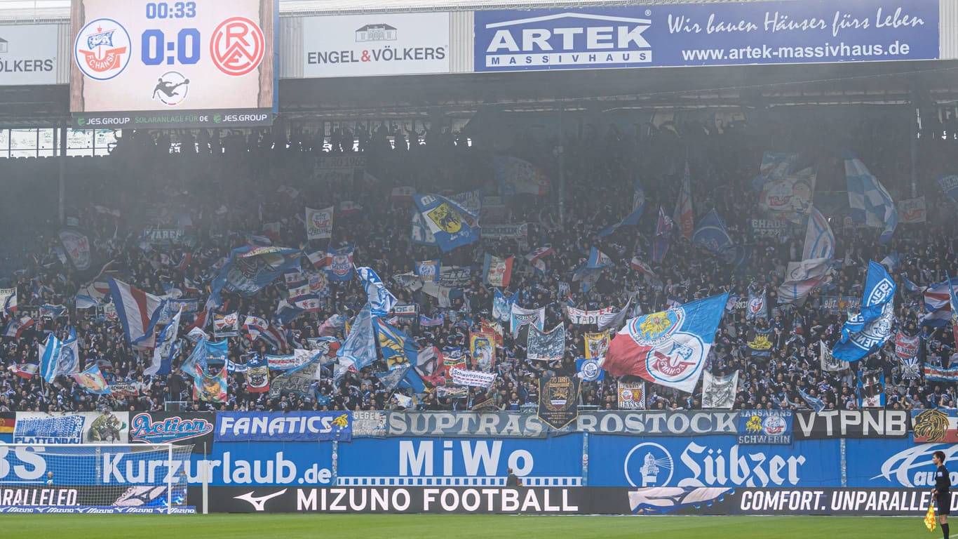 Die Südtribüne Rostock: Hier stehen auch die "Suptras", die führende Ultra-Gruppierung des FC Hansa.