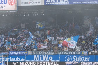 Die Südtribüne Rostock: Hier stehen auch die "Suptras", die führende Ultra-Gruppierung des FC Hansa.