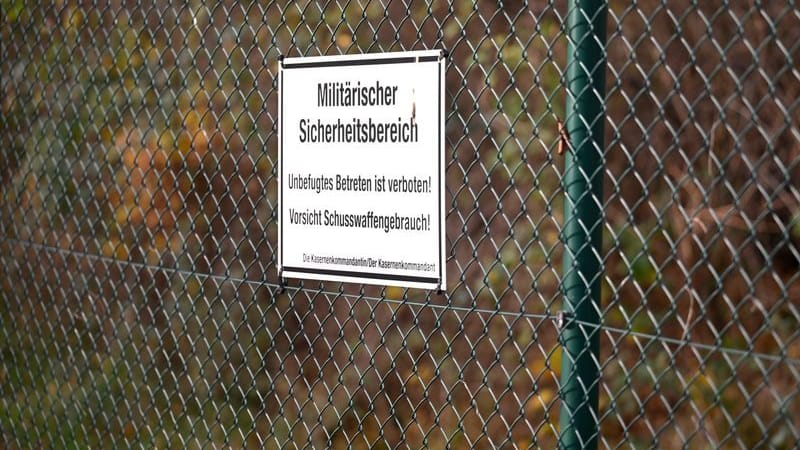 Blick auf den Sicherheitszaun der Bundeswehr-Luftwaffenkaserne in Wahnheide: Dort wurden erneut mehrere Löcher im Zaun entdeckt.