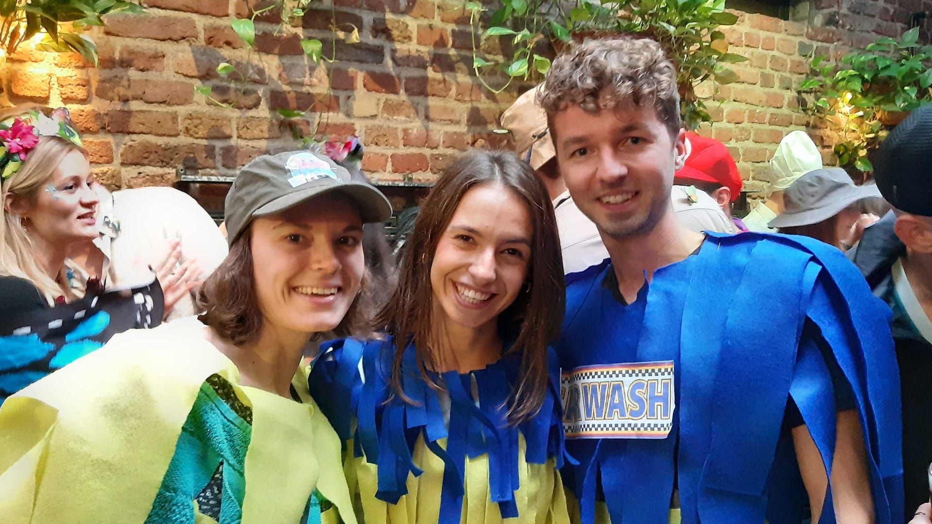 Die menschliche Waschanlage: Lena, Philine und Ruven finden, dass das Brauhaus die Tradition des Karnevals hochhält.