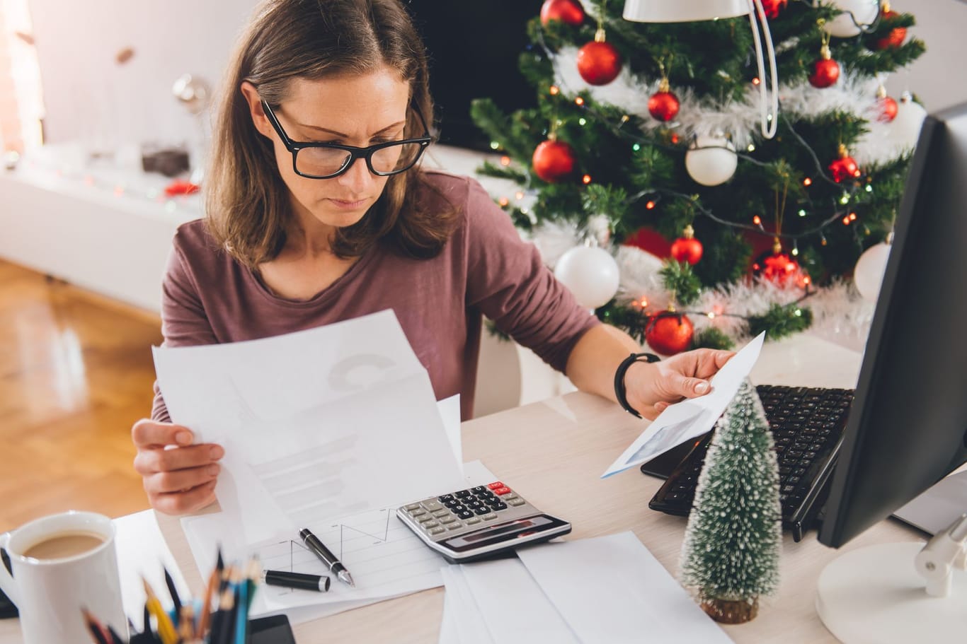 Frau bei der Arbeit: Weihnachtsgeld für Beamte ist nicht bundeseinheitlich geregelt.