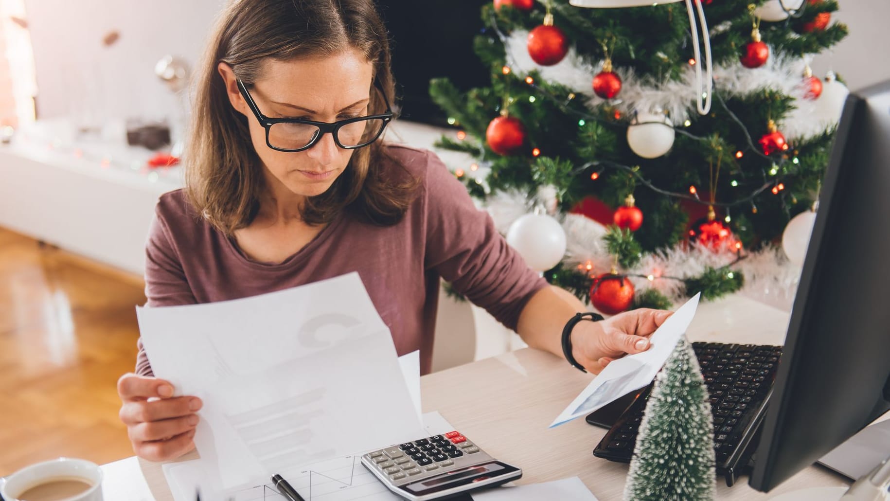 Frau bei der Arbeit: Weihnachtsgeld für Beamte ist nicht bundeseinheitlich geregelt.